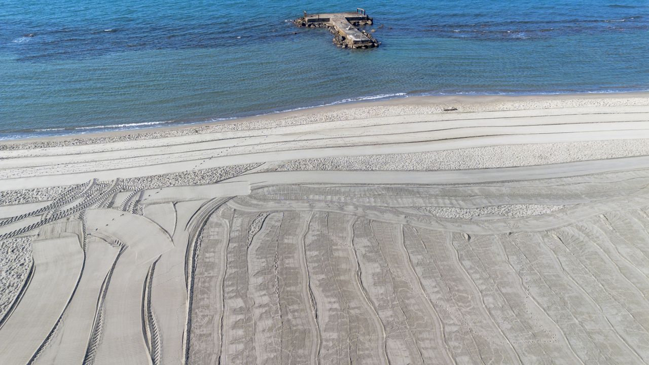 Ostia, al via la vagliatura delle spiagge: forme e colori dall''alto
